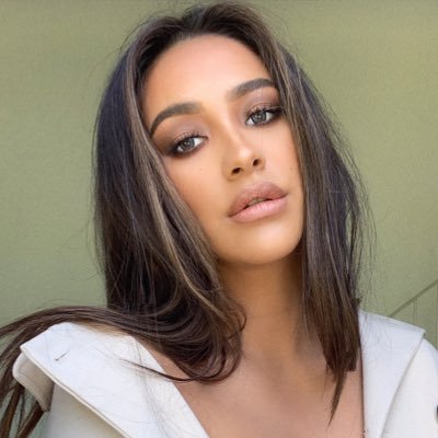 Shay Mitchell Profile, Age, Height, Weight, Affairs, Wiki, Biography